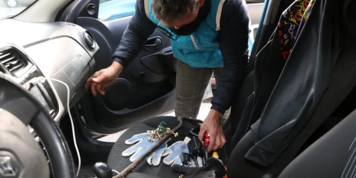 Chilenos detenidos por posesión de auto robado, patente falsa e inhibidores de señal