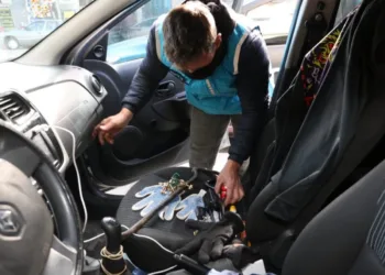 Chilenos detenidos por posesión de auto robado, patente falsa e inhibidores de señal