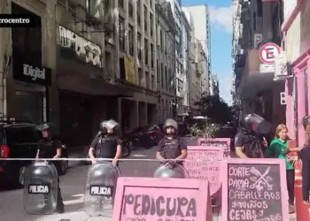 Gran operativo policial en el microcentro porteño tras amotinamiento de un preso.