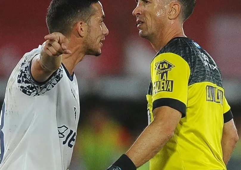 Grandes polémicas arbitrales en el partido de Barracas Central vs. Independiente.