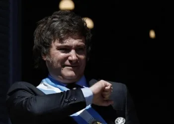 Milei y su relación con empresarios: Elogios públicos contrastados con incertidumbre en privado.