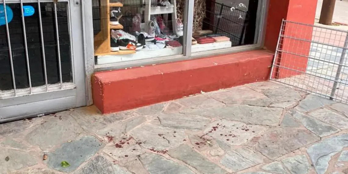 Impactante incidente: Mujer agresiva apuñala a comerciante tras ser sorprendida robando en tienda