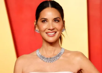 La actriz de X-Men, Olivia Munn, compartió públicamente su diagnóstico de cáncer de mama.