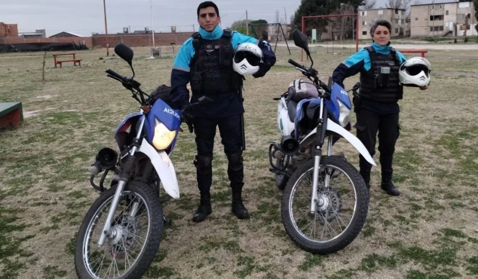 Policía de Bahía Blanca pierde la vida en fatal accidente al perseguir a sospechoso en su moto.