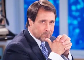 Eduardo Feinmann y una militante se enfrentan en una acalorada discusión por el llamado al “molinetazo” en los trenes.