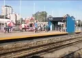 Hinchas de Juventud Unida alentaron a su equipo desde la estación del tren en un partido a puertas cerradas.