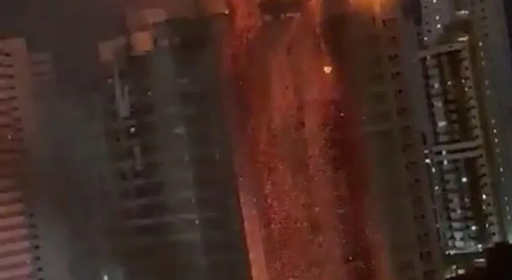 Impresionante incendio arrasa con edificio en construcción en Recife, Brasil