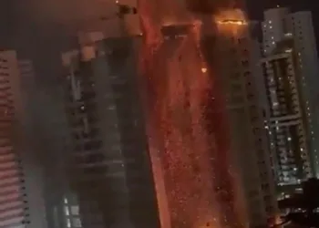 Impresionante incendio arrasa con edificio en construcción en Recife, Brasil