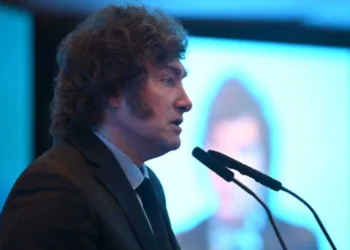 Javier Milei critica a López Obrador y califica a Petro de “asesino terrorista” en polémicas declaraciones.