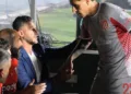 Enzo Pérez y Demichelis se saludan incómodamente antes del partido entre River y Estudiantes.