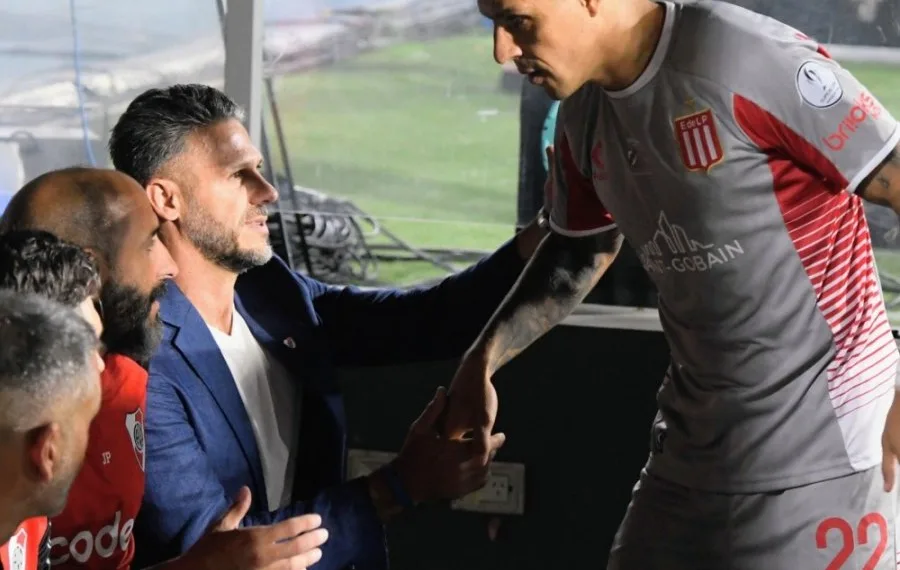 Enzo Pérez y Demichelis se saludan incómodamente antes del partido entre River y Estudiantes.