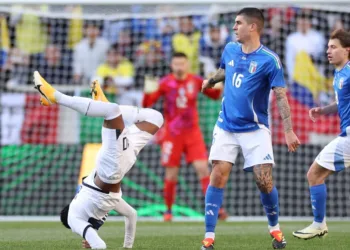 Arquero argentino debuta en Ecuador y sufre dos golazos de Italia.