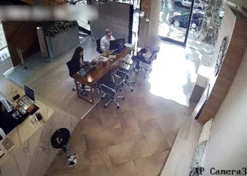 Violento asalto en Palermo. Robo millonario tras amenazar y encerrar a empleados en un local.