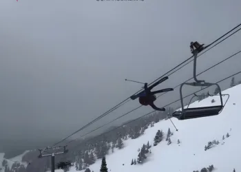 Esquiador intenta truco espectacular, choca contra telesilla y sufre conmoción cerebral