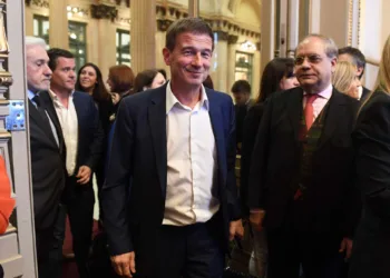 Posible implicación de exfuncionarios en la compleja red de seguros estatales con ganancias exorbitantes, según la Justicia.