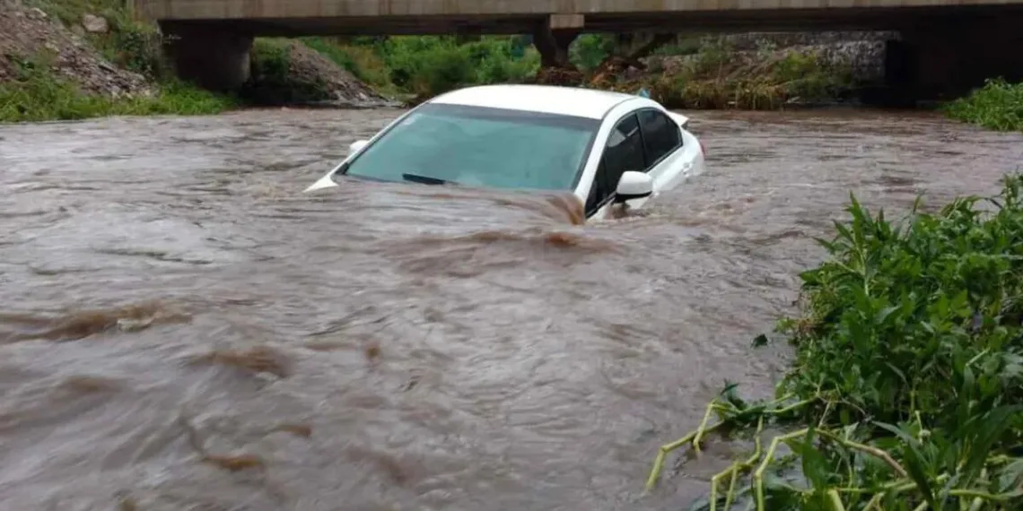 Dramático rescate cinematográfico de dos personas atrapadas en una camioneta arrastrada por la corriente de un arroyo