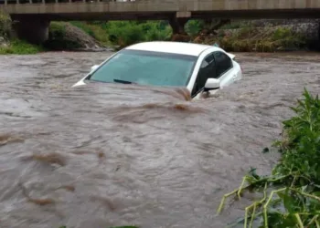 Dramático rescate cinematográfico de dos personas atrapadas en una camioneta arrastrada por la corriente de un arroyo