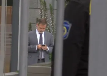 Embajador argentino en España se reúne con canciller sin pedir disculpas por polémicos dichos de Milei.