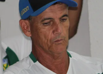 Entrenador de fútbol de Brasil renuncia en el entretiempo de un partido.