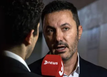 Dirigente de la Juventud Radical solicita la expulsión de Petri de la UCR debido a su papel como ministro en el gobierno de Milei.