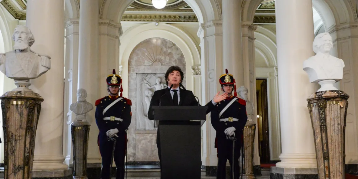 Milei reorganiza los bustos de líderes históricos: Menem, Mitre, Roca y Sarmiento destacan al frente.