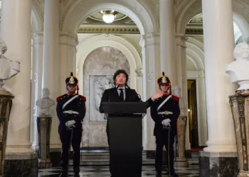 Milei reorganiza los bustos de líderes históricos: Menem, Mitre, Roca y Sarmiento destacan al frente.