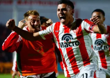 Santiago Rodríguez marca un impresionante gol desde mitad de cancha para Instituto