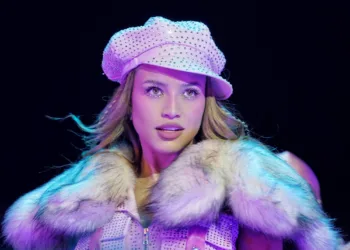 Emilia Mernes desmiente los rumores de embarazo y revela la verdad sobre su estado de salud.