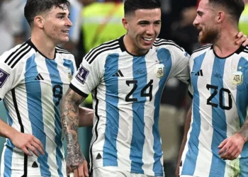 El mediocampo de la selección argentina, un desafío para Lionel Scaloni: variantes y estrellas en la sala de motores