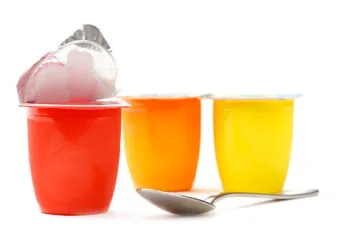 Aprende a crear un ingenioso ‘teléfono’ con envases de yogur, ¡una divertida manualidad para todas las edades!