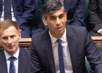 El traspaso de poder británico entre Sunak y Starmer en Reino Unido destaca por su respeto y cautiva en las redes.