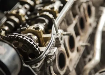 ¿Cuándo pueden presentarse problemas en el motor de un auto usado según los kilómetros recorridos?