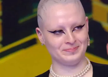 Historia conmovedora en Los 8 escalones: Joven revela el motivo detrás de llevar la ropa de su abuela