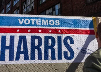 Harris presenta un innovador plan económico destinado a impulsar el crecimiento de los hombres latinos