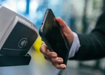 Experta advierte sobre la alarmante tendencia del “compra ahora, paga después” en Estados Unidos