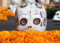 Origen y Significado del Día de Muertos en México: Descubre la Fascinante Historia y Tradiciones de esta Celebración Esencial