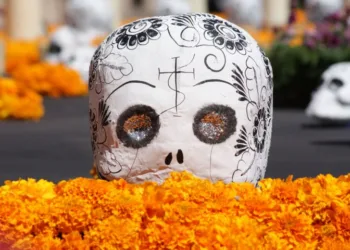 Origen y Significado del Día de Muertos en México: Descubre la Fascinante Historia y Tradiciones de esta Celebración Esencial