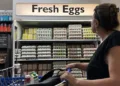 Aumento de precios del huevo en Estados Unidos debido a la gripe aviar y las vacaciones