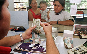 Cómo afectará el plan inmigratorio de Trump al envío de remesas a América Latina