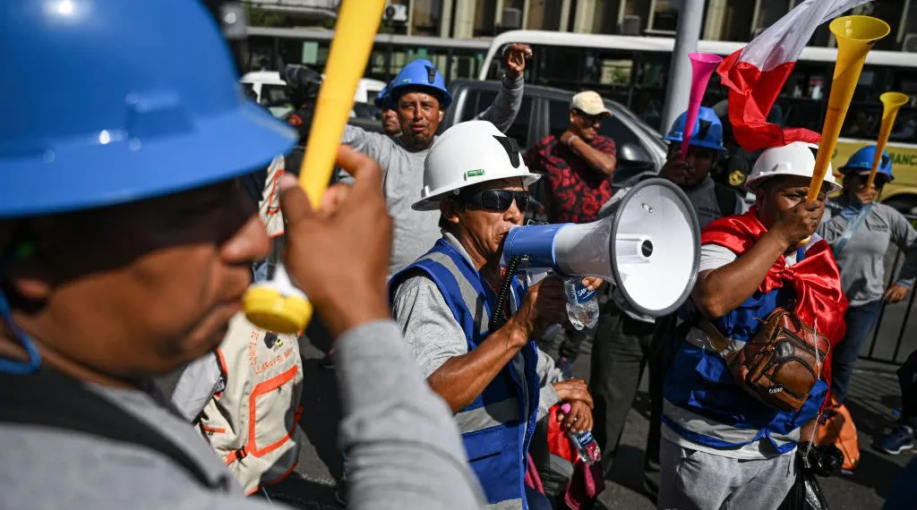 El Congreso de Perú prolonga por seis meses la validez de la controvertida licencia de minería a pequeña escala